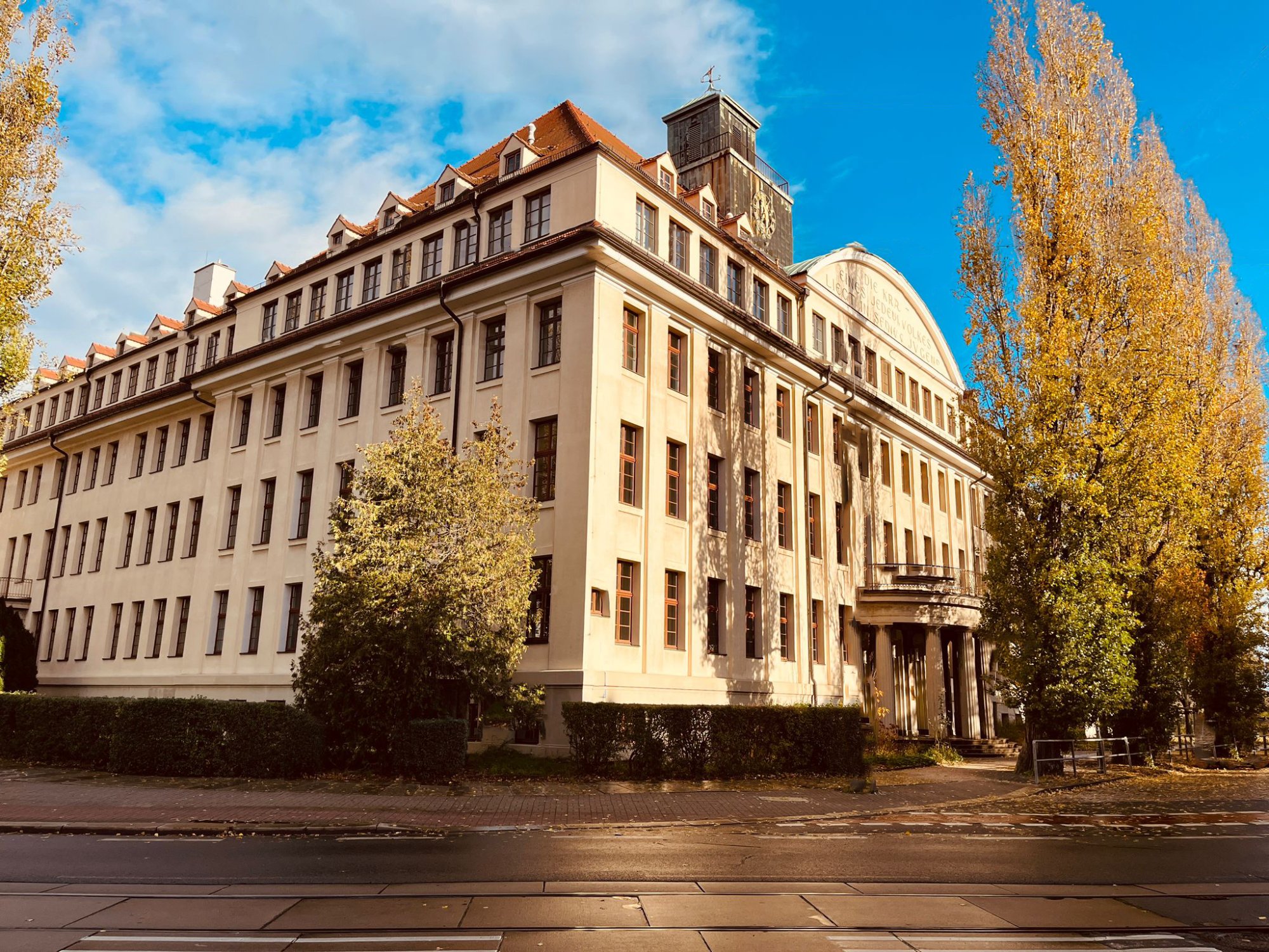 Pestalozzi-Gymnasium Dresden – Art-Déco-Gebäude mit Sandsteinfassade